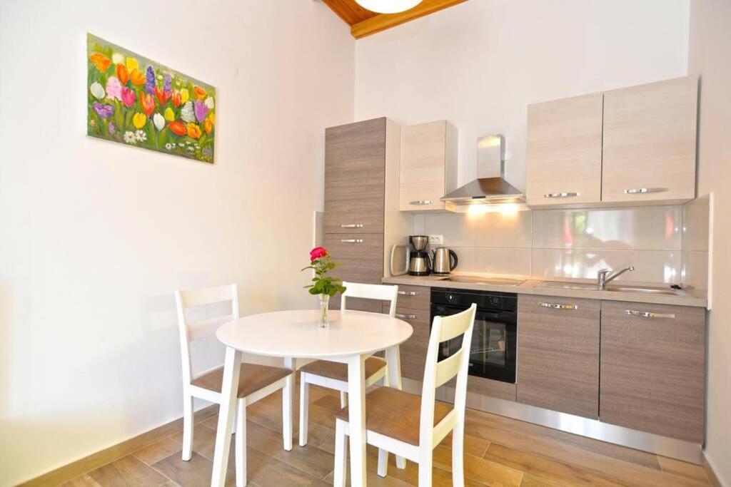 Apartment Vesna For 2, Free Parking And Wi-Fi بولا المظهر الخارجي الصورة