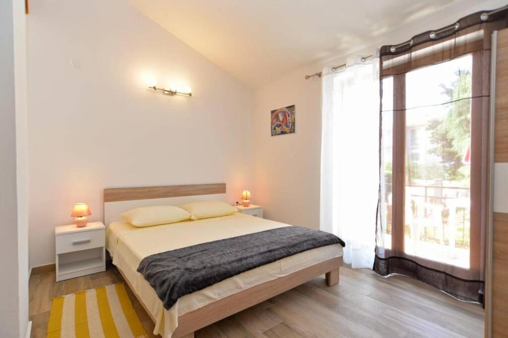 Apartment Vesna For 2, Free Parking And Wi-Fi بولا المظهر الخارجي الصورة